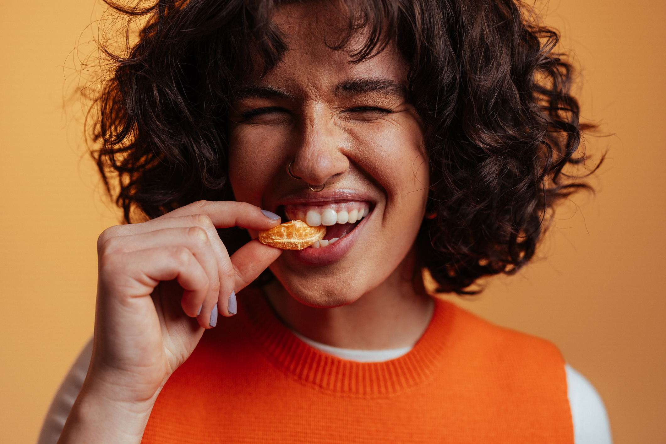 ¿Por qué algunos dientes suenan al masticar?